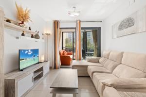 Televízia a/alebo spoločenská miestnosť v ubytovaní Gemelos 24 Apartment 3-1-G Playa La Cala Beach