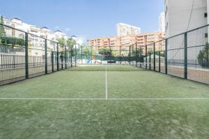 Tenis alebo squash v ubytovaní Gemelos 24 Apartment 3-1-G Playa La Cala Beach alebo jeho okolí