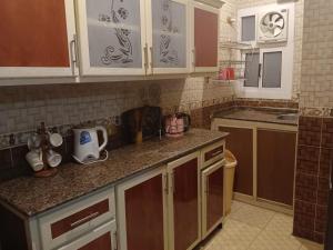 A kitchen or kitchenette at شقه مفروشه فندقيه رائعه 220م مكيفه معقمه انترنت مجاني السكن للعائلات والأسر فقط وليس أفراد