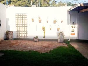 een witte muur met potplanten erop bij La Tranquilidad Soñada in Mendoza
