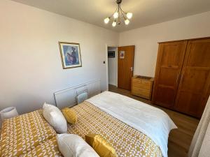 En eller flere senger på et rom på Spacious one bedroom apartment in central location