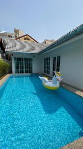 Bazén v ubytování Pool Villa South Pattaya 3B nebo v jeho okolí