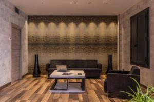 a living room with a couch and a table at Hotel NERU con Encanto in León