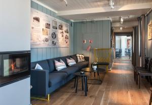 a living room with a blue couch and a table at Granavolden Hotel & Gjæstgiveri in Gran