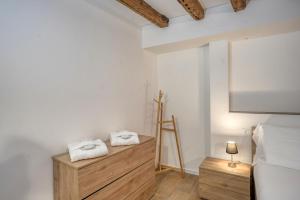 Habitación con paredes blancas, pantalla de proyección y toallas. en Ecco Suites Apartments en Venecia