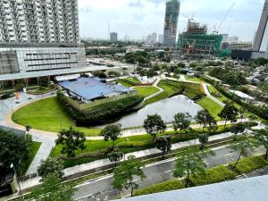 Fully furnished 1 BR Condo unit في مانيلا: اطلالة جوية على مدينة بها حديقة