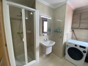 Et badeværelse på Ático Rey Daviña Centro y Playa + 28 billeder