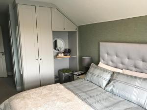 una camera con un grande letto e uno specchio di Kielty's of Kerry Bed and Breakfast a Waterville