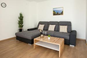 uma sala de estar com um sofá e uma mesa de centro em Apartment Radman em Split