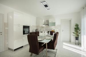 uma cozinha e sala de jantar com mesa e cadeiras em Apartment Radman em Split