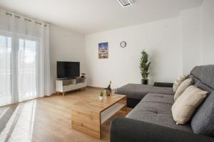 uma sala de estar com um sofá e uma mesa de centro em Apartment Radman em Split