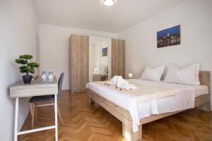 um quarto com uma cama grande e uma mesa em Apartment Radman em Split