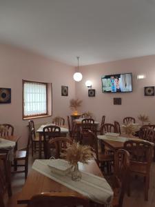 TV a/nebo společenská místnost v ubytování La Salmonera Cangas de Onís