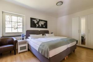 Un dormitorio con una cama grande y una ventana en Haus Felsberg, en Niedersalwey