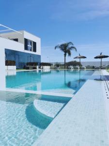 Basen w obiekcie Turquesa del Mar - Max Beach Golf - Large Sunny Terrace Apartment lub w pobliżu
