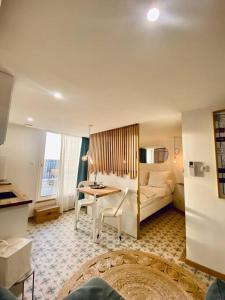 Posteľ alebo postele v izbe v ubytovaní *Astoria 7* Rooftop cosy à Vichy