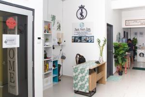 ein Zimmer mit einem Tisch in der Mitte in der Unterkunft Just Stay Inn Guest House in Malakka + 29 Fotos