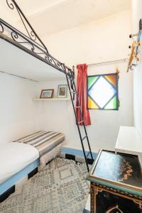 Habitación con cama y ventana en DAR YAMNA Maison typique Kasbah de Tanger, en Tánger