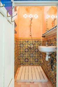 La salle de bains est pourvue d'un lavabo et d'une douche. dans l'établissement DAR YAMNA Maison typique Kasbah de Tanger, à Tanger