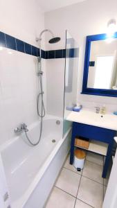 Ένα μπάνιο στο Appartement 2 pièces dans résidence bord de mer aux Sables d'Olonne