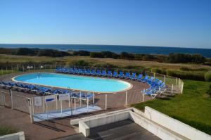 Bazén v ubytovaní Appartement 2 pièces dans résidence bord de mer aux Sables d'Olonne alebo v jeho blízkosti