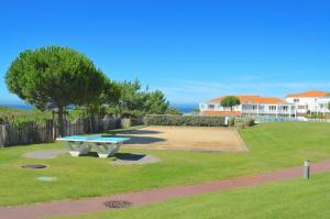 un parque con una mesa de picnic en el césped en Appartement 2 pièces dans résidence bord de mer aux Sables d'Olonne en Les Sables-dʼOlonne