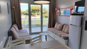 Televízia a/alebo spoločenská miestnosť v ubytovaní Appartement 2 pièces dans résidence bord de mer aux Sables d'Olonne