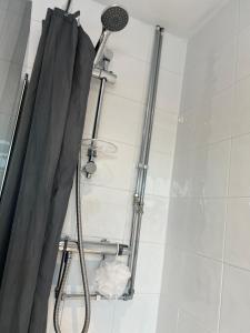 a shower in a bathroom with a shower curtain at Stylish 2bed house in birmingham in Birmingham