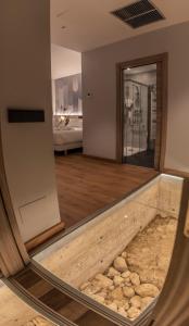 a view of a room with a pool of rocks at Hotel NERU con Encanto in León