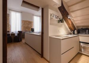 A kitchen or kitchenette at Home Venice Apartments - Rialto 4 Még 14 kép