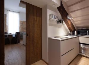 A kitchen or kitchenette at Home Venice Apartments - Rialto 4