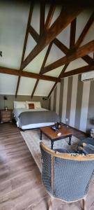 The Fairway Guesthouse Senekal في Senekal: غرفة نوم بسرير وطاولة وكراسي