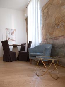 A seating area at Home Venice Apartments - Rialto 4