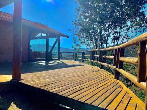 康塞桑依荻波卡的住宿－Pedra que Estala / Reserva Alto da Colina，海边的木甲板上设有凉亭