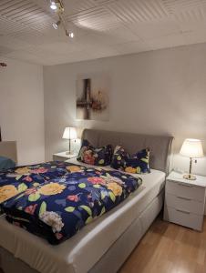 1 dormitorio con 1 cama y 2 mesitas de noche con lámparas en Hotel Heideklause en Colonia