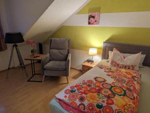 1 dormitorio con 1 cama y 1 silla en Hotel Heideklause, en Colonia