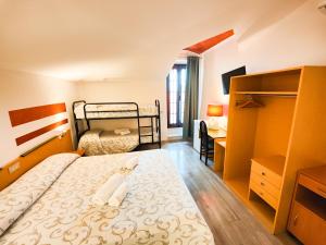Kleines Zimmer mit einem Bett und einem Schreibtisch. in der Unterkunft Albergo B&B Tenesi in Manerba del Garda