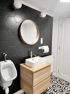 y baño con lavabo, aseo y espejo. en House of Chess Luxury Villa, en Satu Mare