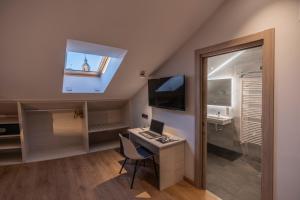 レオンにあるHotel NERU con Encantoのデスク、パソコン、窓が備わる客室です。