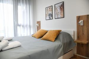 um quarto com uma cama com duas almofadas em ANNA 2 Apartment free parking em Novi Sad
