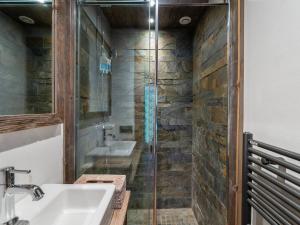 Kúpeľňa v ubytovaní Appartement chaleureux proche pistes de ski et golf à Megève - FR-1-569-67 + 8 fotografií