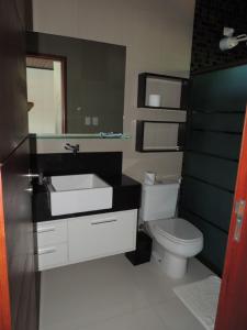 A bathroom at Casa Luxuosa a 50m da Praia em Sirinhaém