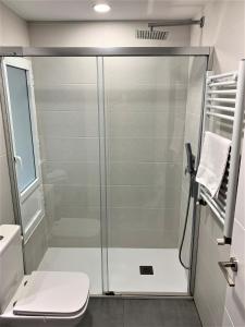 a shower with a glass door in a bathroom at Confort y descanso a 10 minutos del centro y playa in Gijón