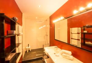 La salle de bains est pourvue d'un lavabo et d'un miroir. dans l'établissement Hotel LÄRCHENHOF, à Kleinarl