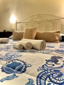 巴勒摩的住宿－LE PORTE DI PALERMO，一间卧室配有两张蓝色和白色图案的床