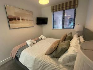 een groot wit bed in een kamer bij 4 Putsborough - Luxury Apartment at Byron Woolacombe, only 4 minute walk to Woolacombe Beach! in Woolacombe