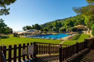Bazén v ubytování Pugnochiuso Resort Villette Belvedere nebo v jeho okolí