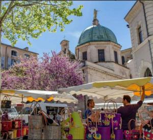 Hostia v ubytovaní Apt en Luberon appartement 3 chambres et garage privée