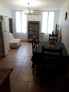 kuchnia ze stołem i krzesłami w pokoju w obiekcie Apt en Luberon avec garage privé w Apt