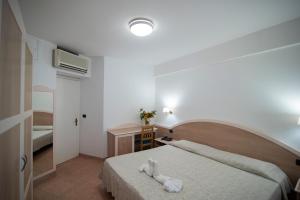 Una habitación de hotel con una cama con una toalla. en Il Poggio Di Tropea, en Parghelia
